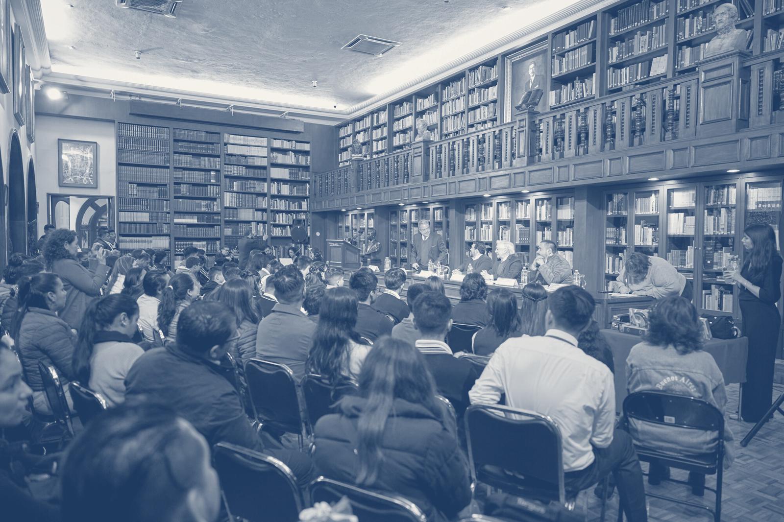 Sala de la biblioteca de la Fundación Miguel Alemán llena de estudiantes durante una premiación