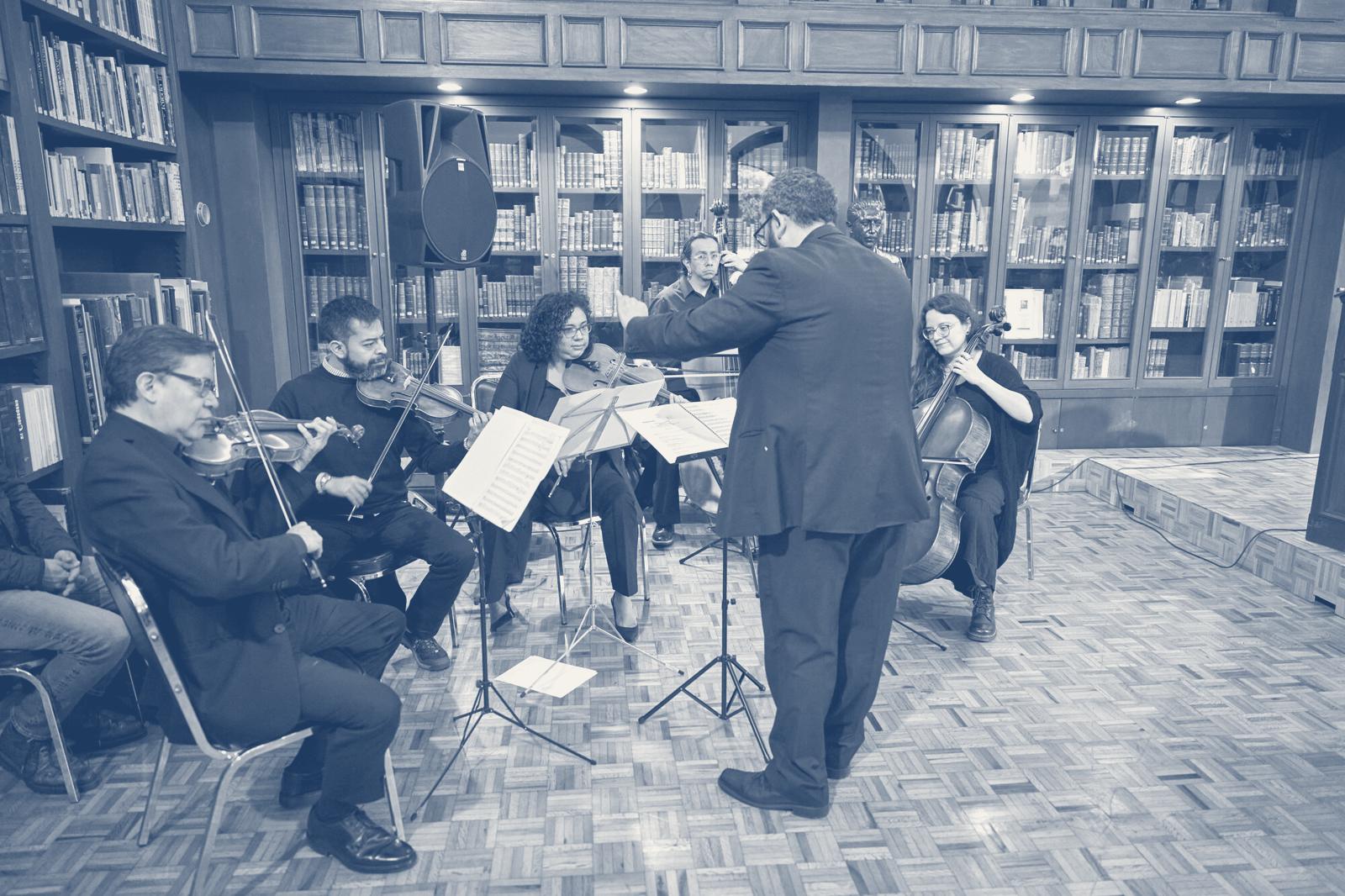 Cuarteto de cuerdas en la biblioteca de la Fundación Miguel Alemán durante un foro