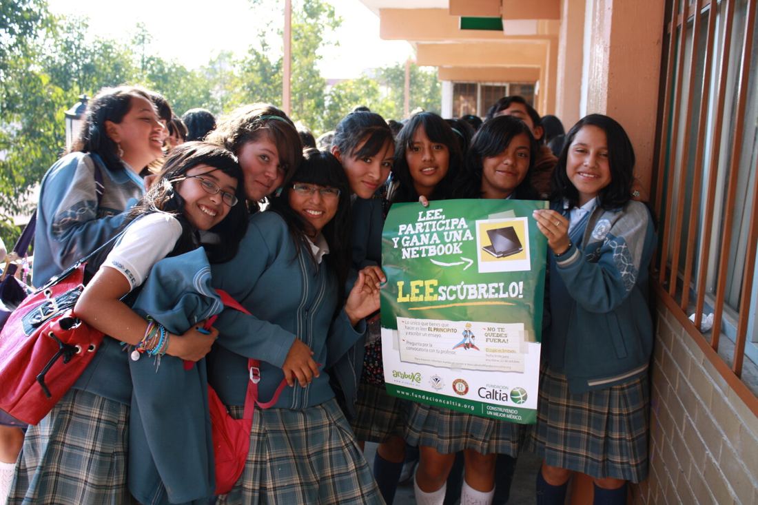 Estudiantes de secundaria sostienen el cartel de la primera convocatoria de Leescúbrelo: leer El Principito y escribir un ensayo